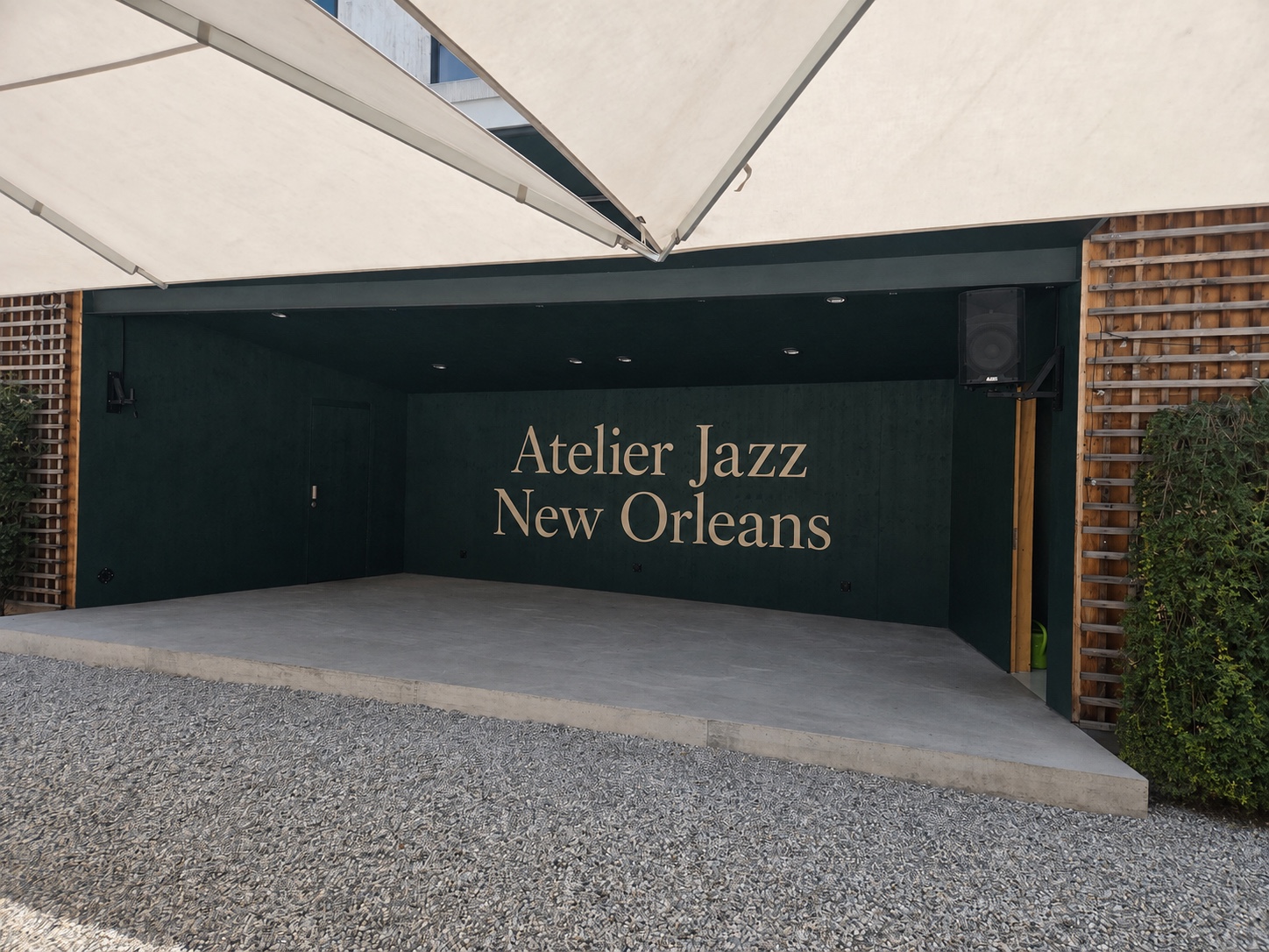 Scène de l’Atelier Jazz New Orleans, avec son sol en gravier et une ambiance vert pétrole.